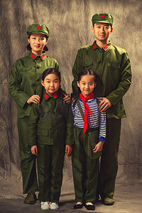 中国军人摄影照片_幸福家庭军装照
