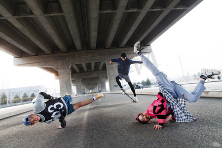 嘻哈嘻哈滑板摄影照片_跳街舞的年轻人
