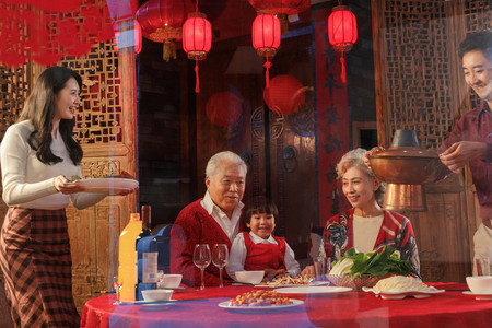 幸福东方家庭准备过年吃的团圆饭