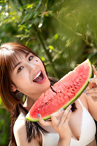 夏季美食西瓜摄影照片_少女在户外吃西瓜