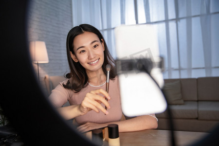 青年女人在线直播化妆