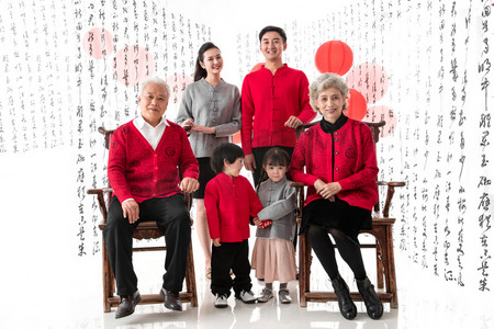 拜年背景摄影照片_快乐的东方家庭庆贺新年
