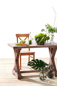 白色桌子桌子摄影照片_新鲜蔬菜