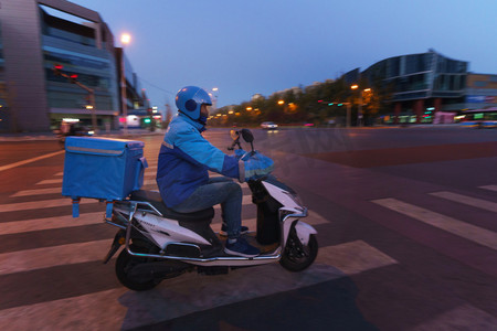 夜晚工作的外卖员