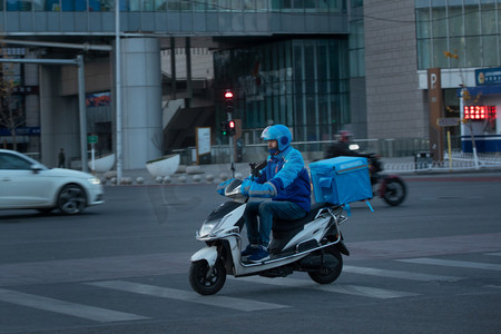 送餐途中的外卖员