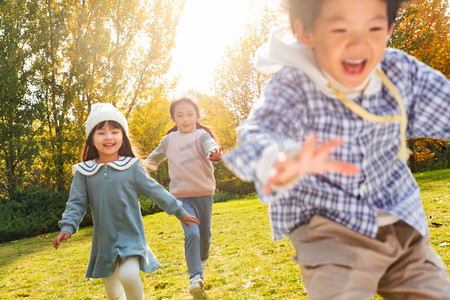 方特欢乐世界摄影照片_欢乐儿童在公园里奔跑玩耍