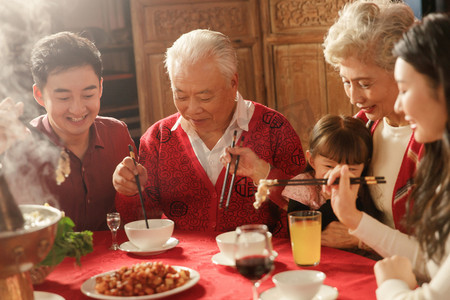 东方渔人码头摄影照片_幸福东方家庭过年吃年夜饭