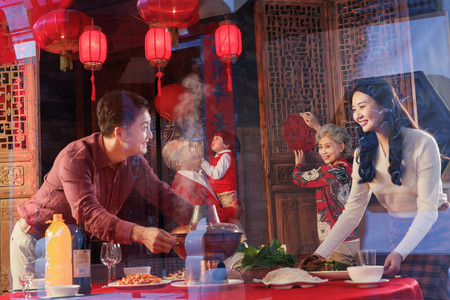 饮料贴图摄影照片_幸福的东方家庭准备过年吃团圆饭