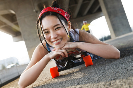 玩滑板的青年女人