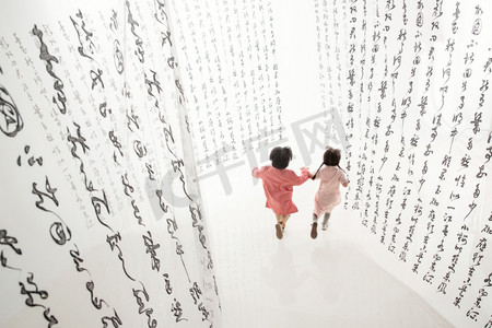 南宁书法字体摄影照片_快乐的男孩女孩奔跑玩耍