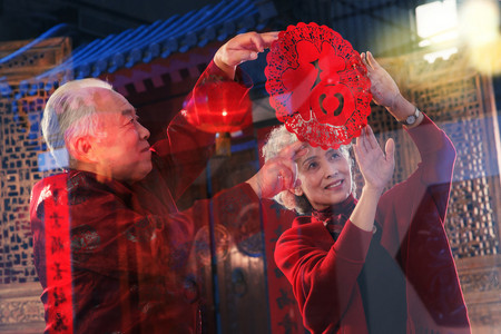 中国老年夫妇贴窗花
