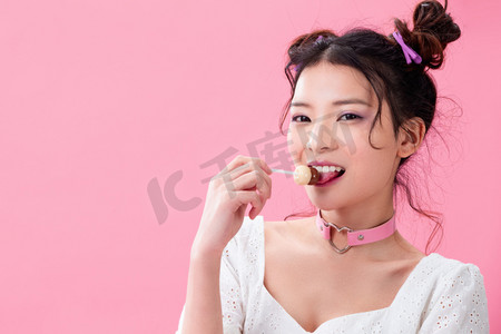 笑表情包摄影照片_年轻女孩吃棒棒糖
