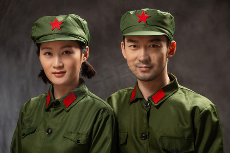 青年夫妇的军装照