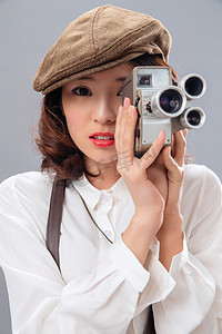 清纯少女摄影照片_年轻女孩拿着古典式照相机