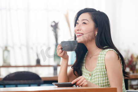 美女不满意摄影照片_喝咖啡的青年女人