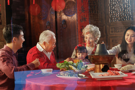 幸福家庭剪纸摄影照片_幸福东方家庭过年吃团圆饭