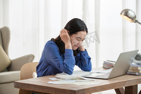 金融摄影照片_青年女人使用电脑