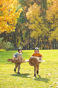 做纸飞机的儿童摄影照片_快乐男孩玩开飞机游戏
