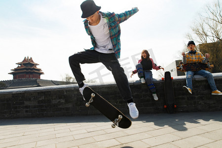 朋克青年摄影照片_玩滑板的年轻人