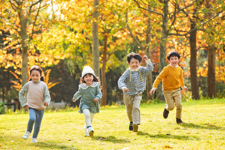 郊游摄影照片_欢乐儿童在公园里奔跑玩耍