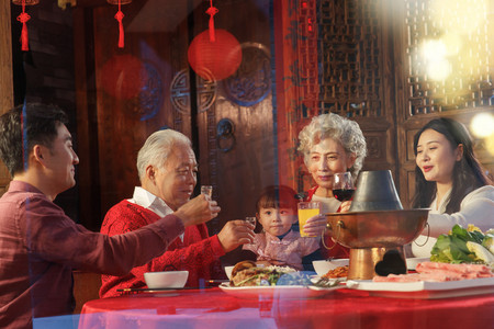 春节家庭摄影照片_幸福东方家庭过年吃年夜饭