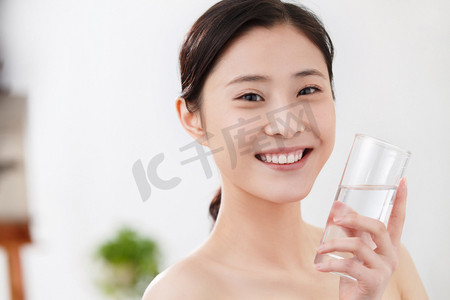 青年女人喝水
