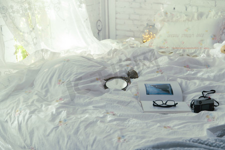 床上的相机眼镜书镜子