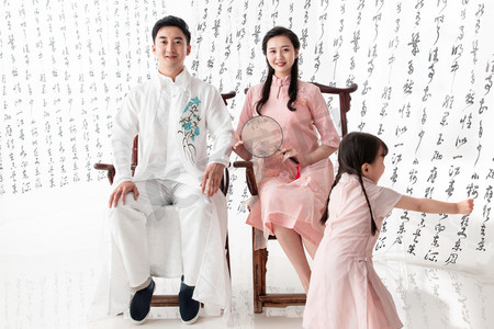 新年复古中国摄影照片_穿中式服装的复古家庭