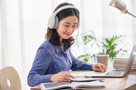 在线课摄影照片_青年女人在线学习