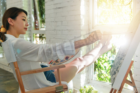 青年女人在室内绘画