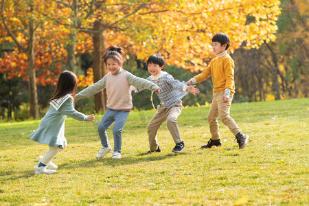和儿童在幼儿园里老师和儿童在娱乐室玩耍两个男孩玩开飞机游戏乡村