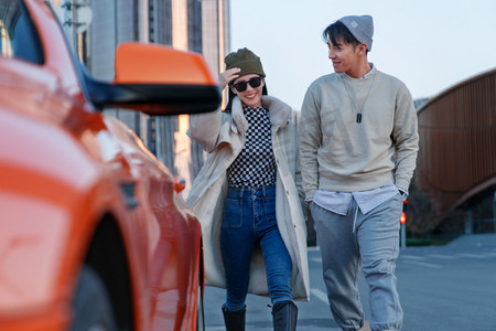 汽车潮流摄影照片_时尚的青年伴侣和豪车