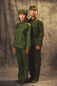 纪念章摄影照片_青年夫妇的军装照