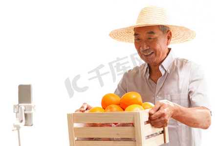 农村直播摄影照片_农民在线直播销售水果
