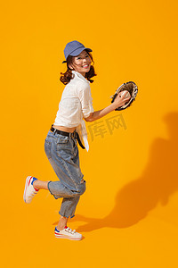 年轻女孩打棒球