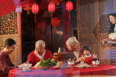 春节家庭摄影照片_幸福的东方家庭准备过年吃团圆饭
