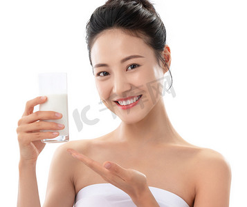 拿白摄影照片_青年女人喝牛奶