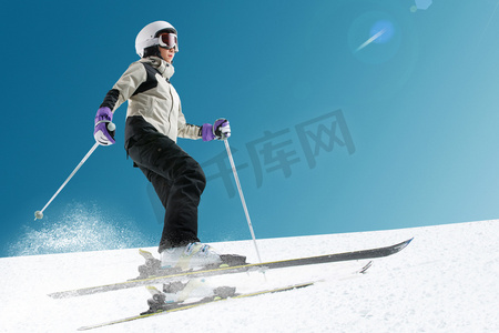 冬天装备摄影照片_滑雪的青年女人