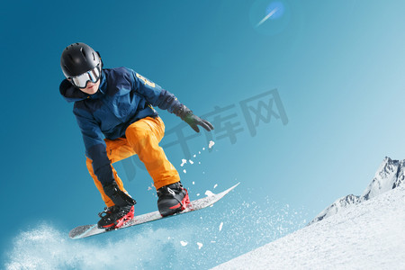冬天的人摄影照片_滑雪的青年男人