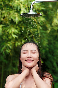 洗眼睛摄影照片_年轻女人沐浴