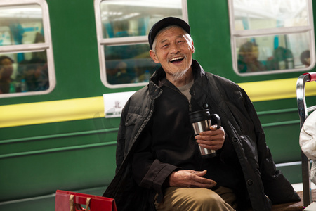 春运火车摄影照片_在火车站台上等待的老人