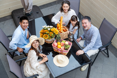 幸福的一家人坐在餐桌旁