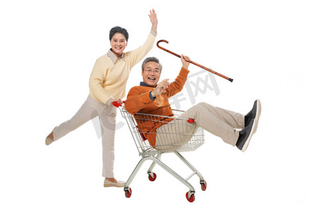 快乐老人推着坐在购物车里的老伴