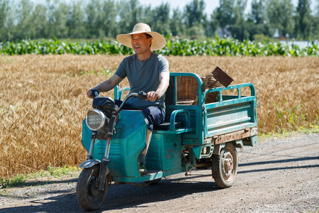 驾驶图片摄影照片_驾驶三轮车的农民