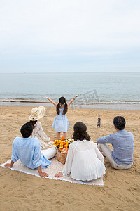 在海边度假的一家人野餐