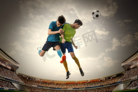 运动员图片摄影照片_两名足球运动员踢球