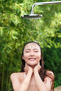 女人洗头摄影照片_年轻女人沐浴