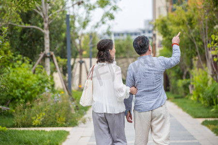 小区图摄影照片_老年夫妇在户外散步