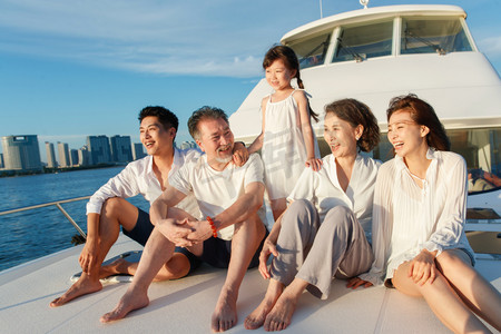 夏天摄影照片_欢乐家庭乘坐游艇出海