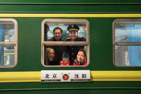 春节旅游海报摄影照片_火车乘务员和旅客